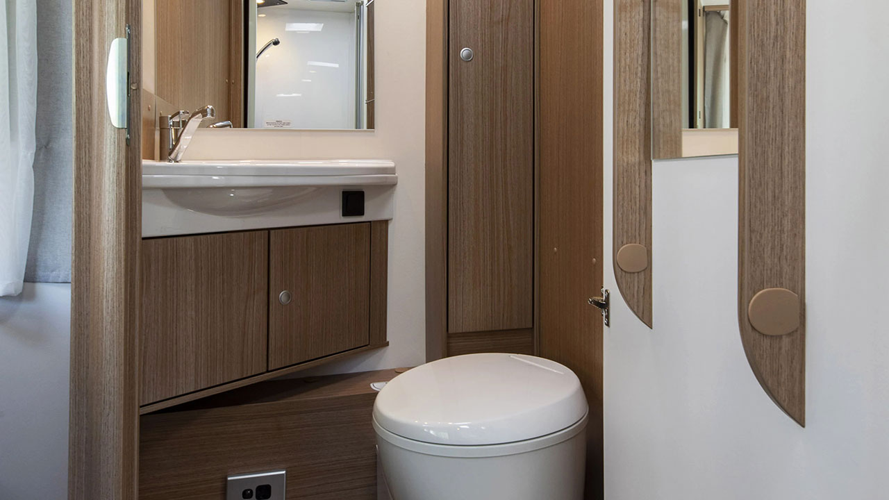 Rolling Turtles - Motorhome Low Profile Semi-Integrated Carado 18